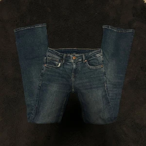 Low waist bootcut jeans! - Säljer ett par jätte snygga blåa bootcut jeans från bershka. Köpte de för 3 år sedan och tror inte att de säljs längre. Har dock inte använt jeansen mycket alls så de är i ganska bra skick! Storleken är 34/XS. Midjemått: 32cm, Innerbenslängd: 76cm. Det står att de är low waist men skulle säga att de är mer midwaist.💗