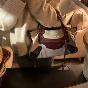 Balenciaga city bag - Säljer min finaste balenciaga city bag som jag köpte second hand på collecters cage för cirka ett halvår sedan! Har inga större synliga effekter men har använts! Tote bag medföljer! Pris kan diskuteras!