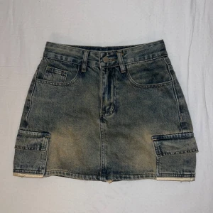 Cargo- Jeanskjol! - Säljer en jätte snygg ljusblå jeanskjol med fickor. Midjemått: 32cm. Vet inte storleken men skulle säga att de är i storlek xs/xxs. Säljer pga att de är för tajta för mig så kan därför inte skicka bild med de på. Köpte kjolen i Hongkong för 1 år sedan men de är helt oanvända och i väldigt bra skick!💗