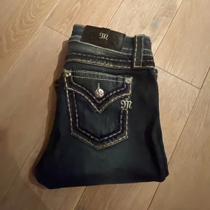 Miss me jeans💕 - Hejj, säljer nu mina as snygga miss me jeans då dom blivit för små skriv om ni vill veta måtten (fjärde bilden är lånad)💕 priset kan diskuteras 