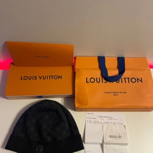 Louis vuitton mössa  - Säljer min Louis vuitton mössa. Köptes förra året använd 1 vinter bara. Kvitto och låda finns, skriv PM vid frågor🙌{Priset är inte hugget i sten!}