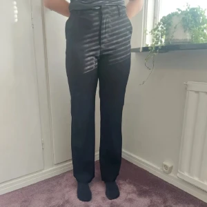 Snygga svarta kostymbyxor!! - Säljer dessa snygga svarta kostymbyxorna!!❣️ Dem är i fint skick och är använda fåtal gånger🥰 Dem är från Lindex och är modellen "Fiona"🤗 