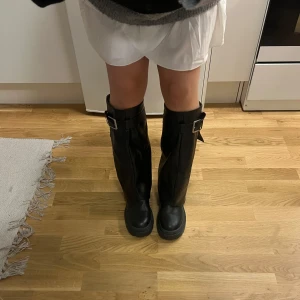 Knähöga boots / stövlar - Säljer dessa coola boots, knähöga. Köpta  på Vinted, aldrig använda av hon innan och inte av mig. Tyget på själva skoskaften är mjuk och böjbar så de är inte fasta på skaftdelen (se sista bilden). Säljer för ville ha robusta/fasta skaft. 