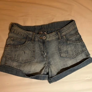 Korta lågmidjade shorts - Supersnygga lågmidjade minishorts från Girl Star i storlek 170 som motsvarar XS-S! De är i väldigt bra skick❤️Midjemått: 37cm. Skriv om du har frågor eller vill ha fler bilder❤️