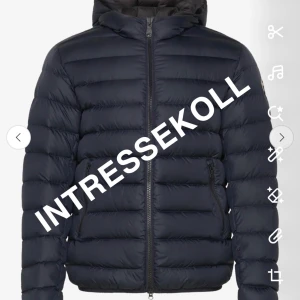 Colmar jacka - Snygg colmar jacka som är Perfekt för kyliga dagar och  håller värmen.Skick 8/10. Vid intresse skickar jag bilder på jackan. Pris kan diskuteras vid snabb affär 