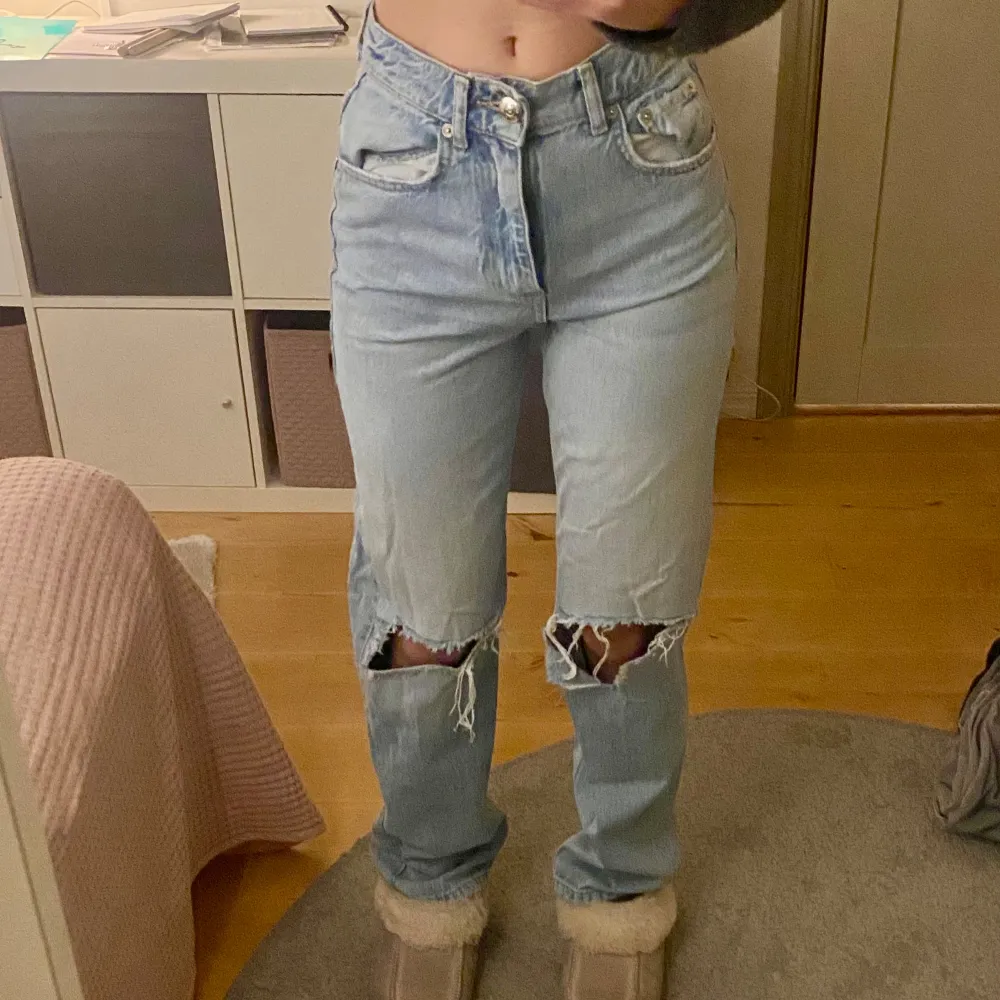 Använda ett fåtal gånger och säljs i mycket bra skick. Inte trasiga eller nötta någonstans. Storlek 32 och märket är Gina tricot.. Jeans & Byxor.