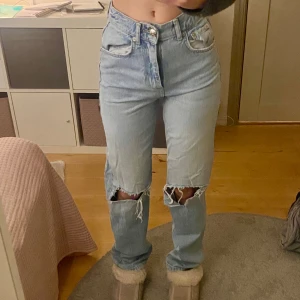 Gina tricot perfect jeans.  - Använda ett fåtal gånger och säljs i mycket bra skick. Inte trasiga eller nötta någonstans. Storlek 32 och märket är Gina tricot.
