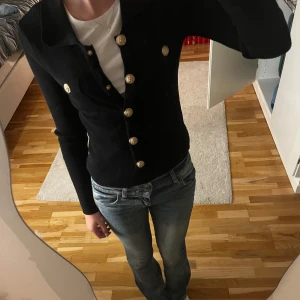 Svart kofta från Moocci - Intressekoll på min kofta från moocci. Köpt från raglady. Egentligen i storlek M/L men passar mer som xs. Lägg gärna prisförslag💞 Perfekt för både vardag och fest!