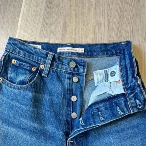 Blå jeans från Levi's - Levi’s Ribcage size 26/27. Never used🦋 