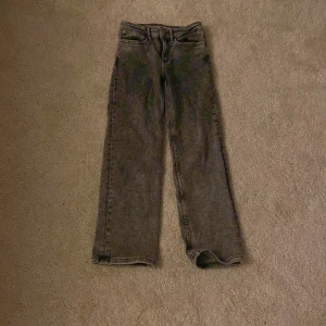 Grå jeans från Calvin Klein - Säljer ett par snygga grå jeans från Calvin Klein. De har en klassisk straight fit och är högmidjade, vilket ger en skön och stilren look. Perfekta för både vardag och fest! 🖤