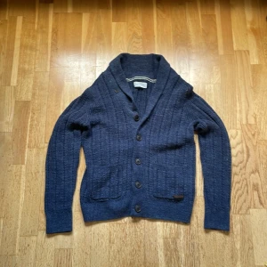 Cardigan - Tja!  Säljer denna populära cardigan från märker pier one, jag är 178 och den sitter sjysst på mig! Hör av dig vid frågor eller fler bilder😊