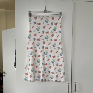 Djerf avenue klänning - Denna jättefina Djerf avenue klänning i Storlek M. Använd en gång och vid förfrågan kan man få hårbandet inkluderat i köpet🌸