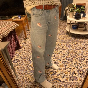 Fiorucci Angel Jeans - Feta Angel Jeans av Fiorucci som inte säljs längre. Storleken är 34/34 men ganska rimlig baggy. Jag är 184 o dom sitter relativt bra. Fungerar även för längre snubbar. Det är någon mörk fläckning på baksidan av byxorna men går bort me lite medel. TTS