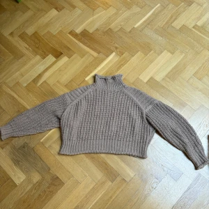 Tjock stickad tröja. Brun. Hm. Hög krage.  - Storlek M. Tjock och varm stickad tröja från Hm. Hög krage.