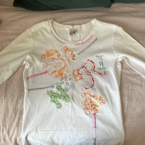 Mönstrad T-shirt  - Vintage T-shirt i allmänt fint skick förutom att märkeslappen delvis håller på att ramla av i storlek S.