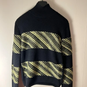 Tröja - Speciell J.Lindeberg stickad tröja med mask och vantar