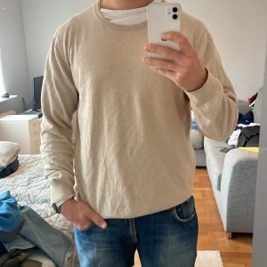 Tiger of Sweden tröja - Garderobsrensing! Säljer en Tiger of Sweden tröja i storlek L, men passar även folk med M. Bra skick. Jag(på bilden) är 183, 80kg. 95% bomull, 5% cashmere.