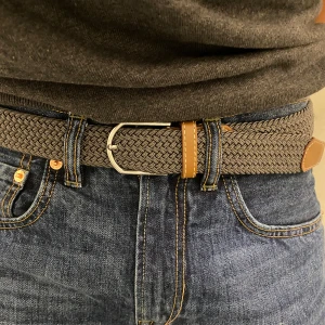 Flätat bälte - Flätat elastiskt bälte. Passar jätte bra till dom flesta jeansen och är jätte skön. Det jag gillar med bältet är att lädret är brunt som verkligen gör bältet passa med outiften. 