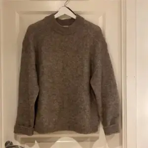 En super fin stickad tröja ifrån H&M. Köpt förra hösten men användes inte mycket därav säljer jag den💕💕 