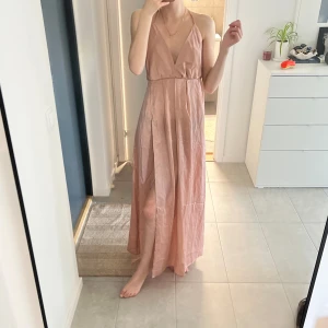 Rosa långklänning  - I mycket fint skick! Storlek Xs men jag tycker den är stor i storleken. Knytning i ryggen 💗 Jag är 167 och den är bra i längden! 