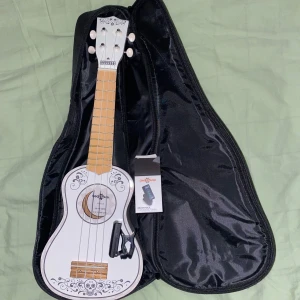 Ukulele day of the dead🤍🖤💀 - Helt Nyy Ukulele från Gear4music i Day of the dead design. Fodral + tuner tillkommer!! Köpt för 500 kr🎶