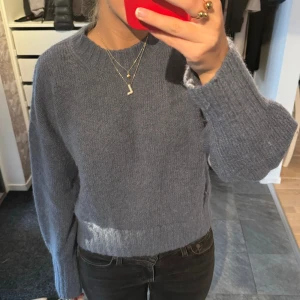 Cos stickad tröja - Super mysig blågrå tröja från cos. Inte kommit till andvändning och bara andvänd max 5 gånger. Nypris ca 900.