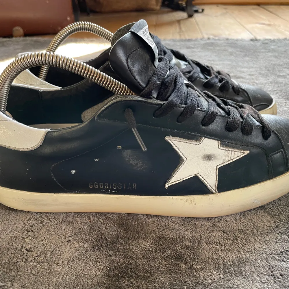 Säljer dessa feta golden goose skor i storlek 43. Dom är självklart äkta och perfekt för vinterväder. Skick enligt bild. Skor.