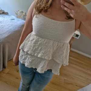Linne - Beiget linne från gina tricot, har fått en liten solkrämsfleck som du kan se på bild 3 som bara syns i vissa ljus. Nypris 299kr.