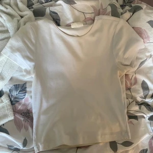 T-shirt - Säljer denna vanliga T-shirten från Gina tricot 💗💗
