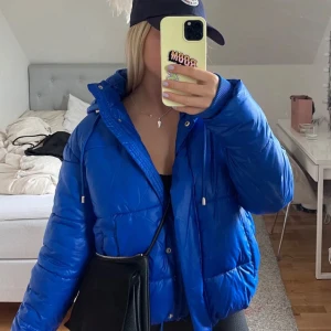 Blå puffig jacka - Blå puffig jacka! Perfekt nu till vintern, mycket bra skick och varm! (Bilderna är från förra ägaren) pris kan diskuteras