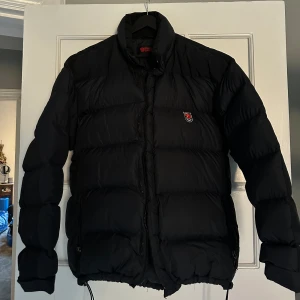 Fjällräven jacka  - Fjällrävenjacka för herr. Äldre modell men i bra skick! 