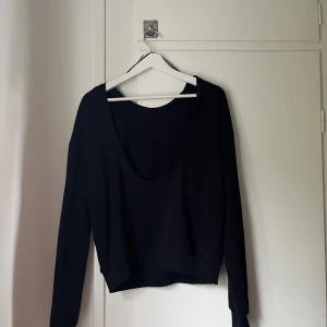 Sweatshirt - En såååå fin tröja med öppen rygg som ni ser på bilden. Otrolig. Tyvärr lite för liten för mig nu. Använd absolut Max 5 gånger 