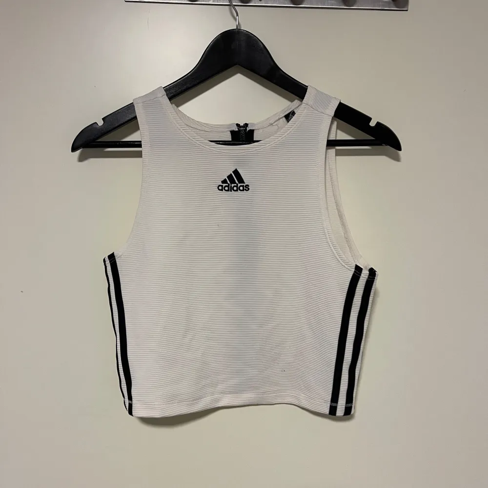 Topp från adidas. Mycket bra skick. Användes ett par gånger . Toppar.