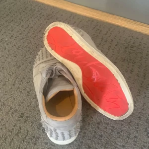 Louboutin med spikar - Säljer mina Louboutin skor för jag inte har på mig dom längre! Det saknas ett par spikar