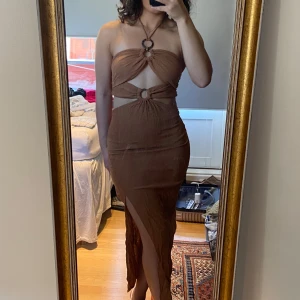 Zara klänning  - Bra skick, aldrig använd  Tunn i materialet, skönt att ha utomlands  Tyvärr ingen prislapp kvar. Köpt i år. 