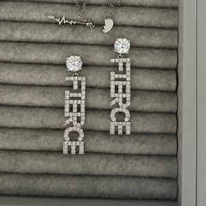 Snygga örhängen - Säljer de här snygga örhängen från Ioaku💖  På ena örhängen är självaste biten som "går in i örat" lite böjt men den gör inte så stor skillnad när man har de på💘