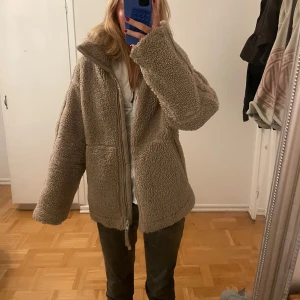 H&M Teddy jacka - Säljer den supertrendiga teddyjackan från hm som är köpt förra året. Lite defekter på armen, och smink där uppe, försvinner förmodligen efter tvätt