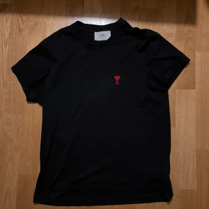 Ami Paris T-shirt - En fin ami Paris T-shirt köpt på NK för 1100 kr föra året, så självfallet är den äkta. Har ni några frågor eller funderingar är de bara att höra av sig