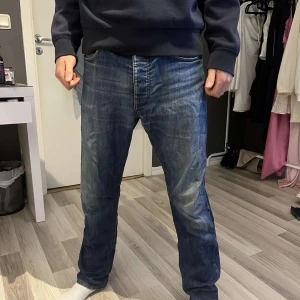 Armani Jeans - Äkta vara och äldigt bra skick, storlek 31 regular fit och raka. ERJBUDANDE: slänger med ett Hugo boss bälte också! Skriv dm för bild.