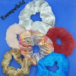 6 Random Scrunchies - 6 stycken random scrunchies. ✨️Titta igenom alla mina upplagda och köp fler saker i bundle för att spara på frakten och få allt du köpt i ett och samma paket✨️