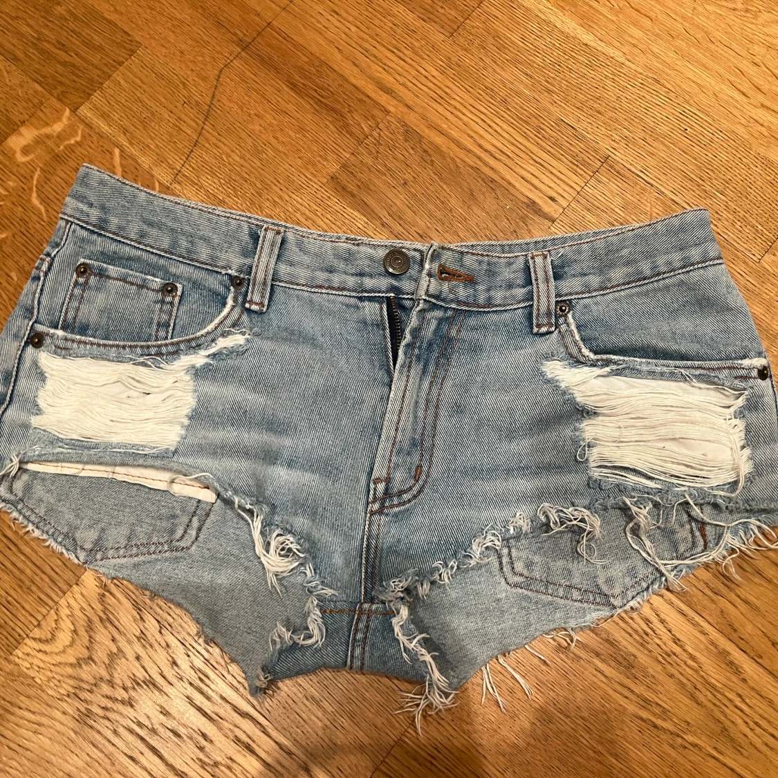 Blå jeansshorts med slitningar - 90