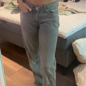 Grå lågmidjade jeans  - Från lager 157. Storlek XXS/32 🩷lågmidjade!