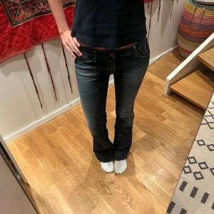 Blå jeans från Replay - Säljer ett par snygga blå jeans från Replay . De har en klassisk flare-stil och är gjorda i ett slitstarkt denimtyg. Perfekta för både vardag och fest! 🕺Innerbenslängd är 86cm och midjemått är 38cm