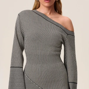 Adoore klänning  - Så så snygg adoore klänning!! Slutsåld💕 strl 38 & helt ny, säljer pga inte min stil! PRISET ÄR INTE PRUTBART 