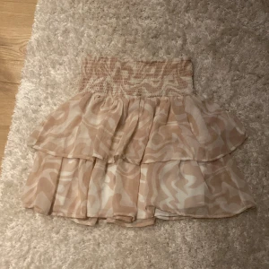 Kjol  - En fin beige vit kjol från Kappahl i storlek 158/164 💋