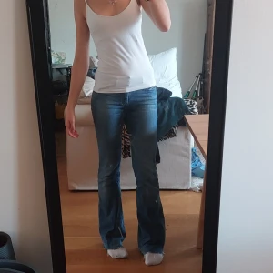 Lågmidjade bootcut jeans - supersnygga diesel jeans, det är utsydda till bootcut och har detaljer på fickorna. Midjemått tvärs över: 38cm Innerbensläng 83cm, passar mig som 170cm Storleken är oklar men passar mig som S