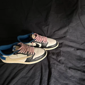 Jordan 1 Travis scott  - Ett par Jordan 1 Travis scott i perfekt skick, lite smutsfläckar men jag tvättar dem såklart innan jag fraktar så de ser splitter nya ut. Storlek 44,5