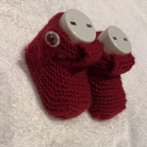 Stickade Baby skor/tossor - Stickade tossor/skor för baby som jag stickat själv! (Skicka meddelande om du önskar samma eller likadan men i andra färger, +storlek)