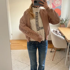 Bomberjacka med snörning - Så snygg bomberjacka med snörning! Så najs färg och detaljer💗💗