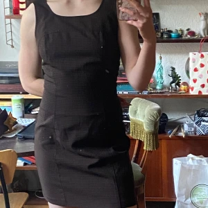 Klänning - Jättesöt klänning i rutigt mönster med dragkedja bak!